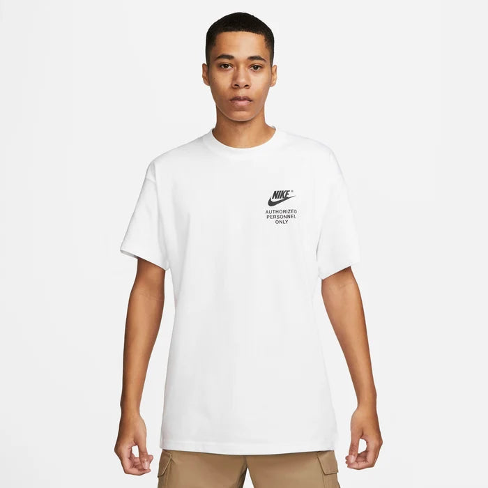 t-shirt est le Nike Sportswear "Authorized Personnel Only" Tee
