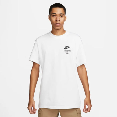 t-shirt est le Nike Sportswear "Authorized Personnel Only" Tee