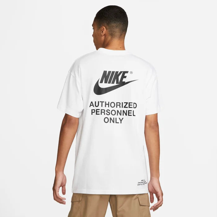 t-shirt est le Nike Sportswear "Authorized Personnel Only" Tee