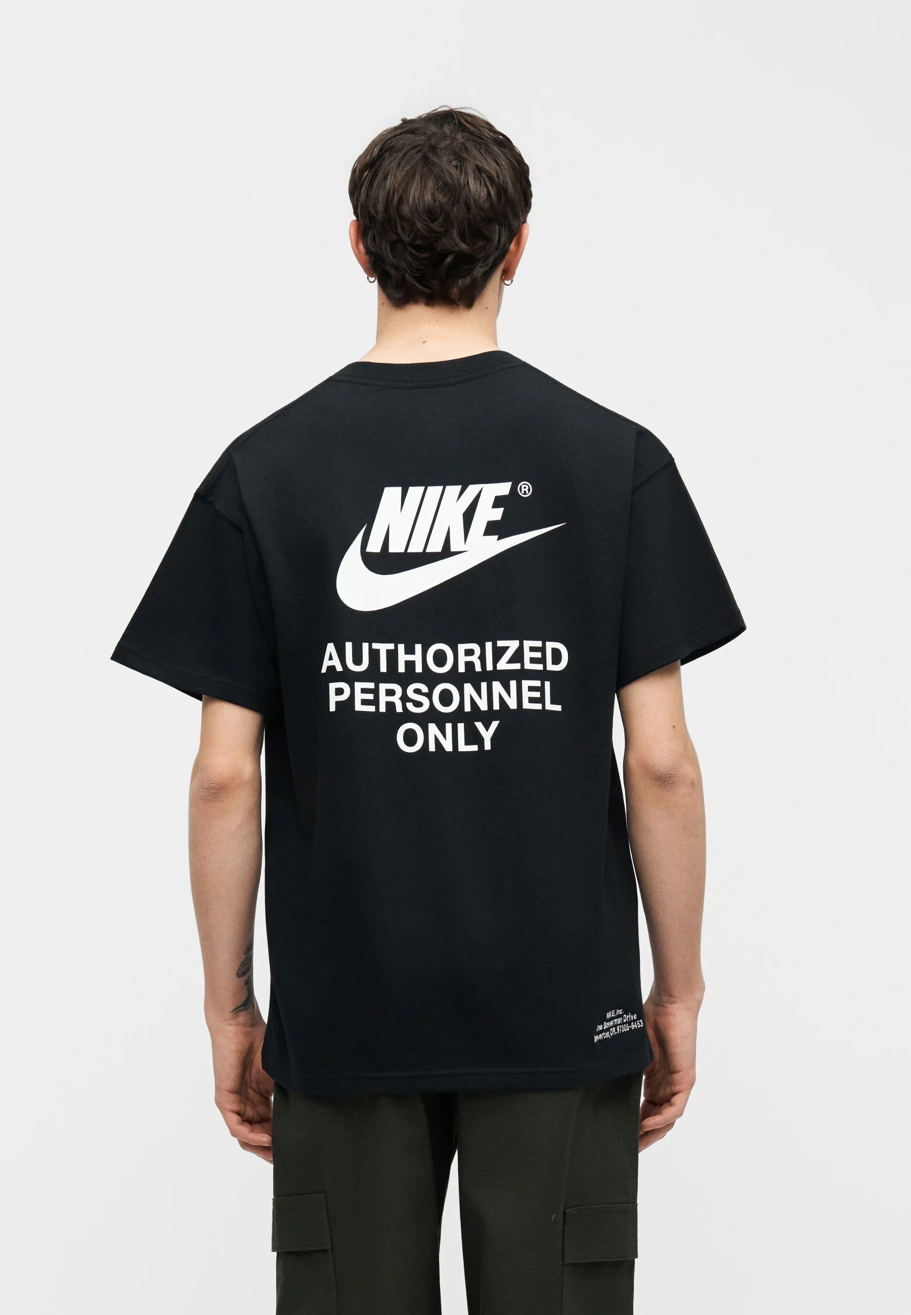 t-shirt est le Nike Sportswear "Authorized Personnel Only" Tee