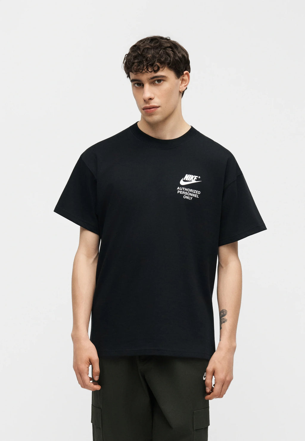 t-shirt est le Nike Sportswear "Authorized Personnel Only" Tee