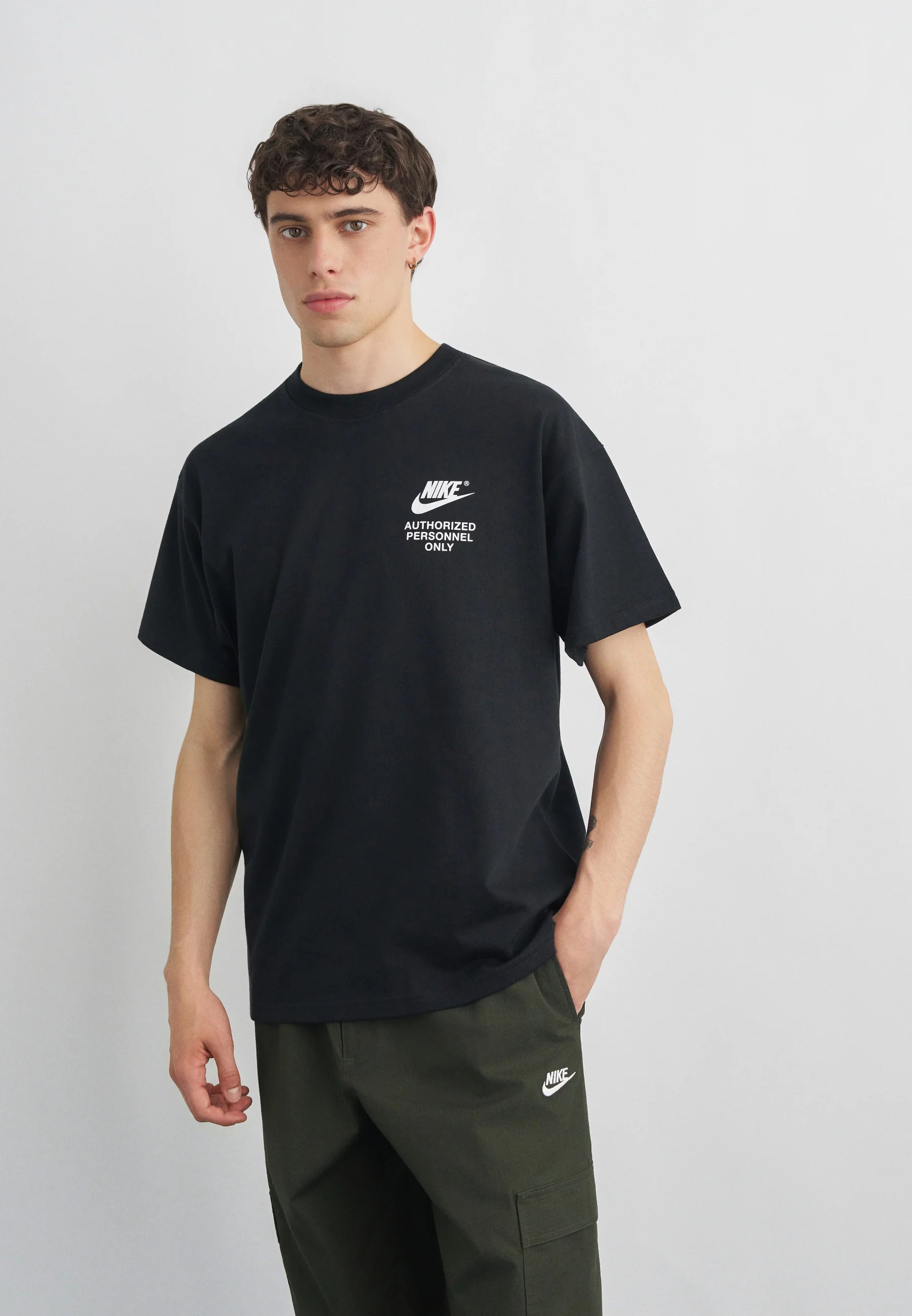 t-shirt est le Nike Sportswear "Authorized Personnel Only" Tee