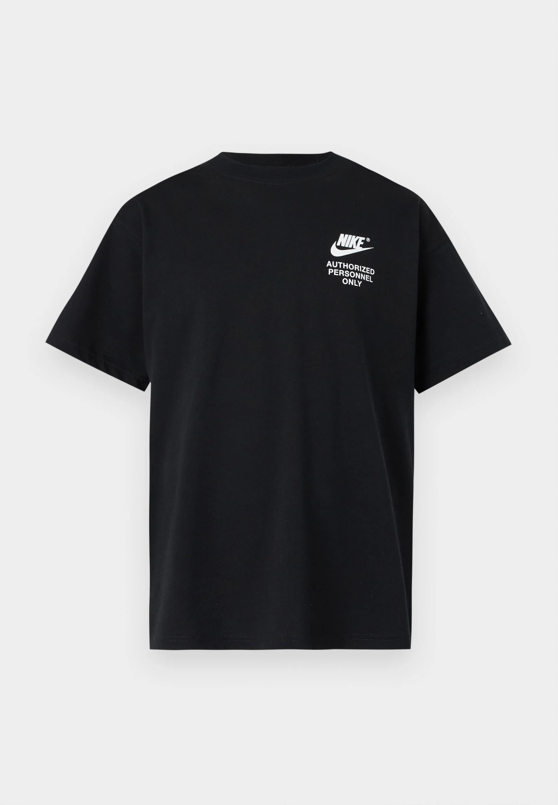t-shirt est le Nike Sportswear "Authorized Personnel Only" Tee