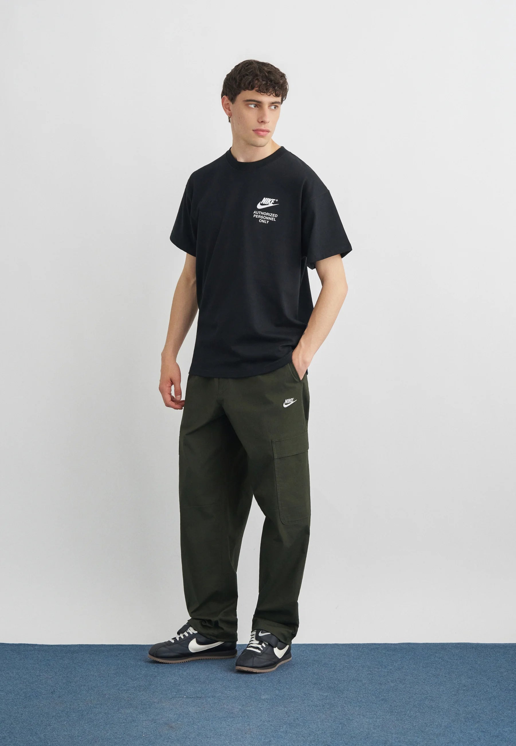 t-shirt est le Nike Sportswear "Authorized Personnel Only" Tee