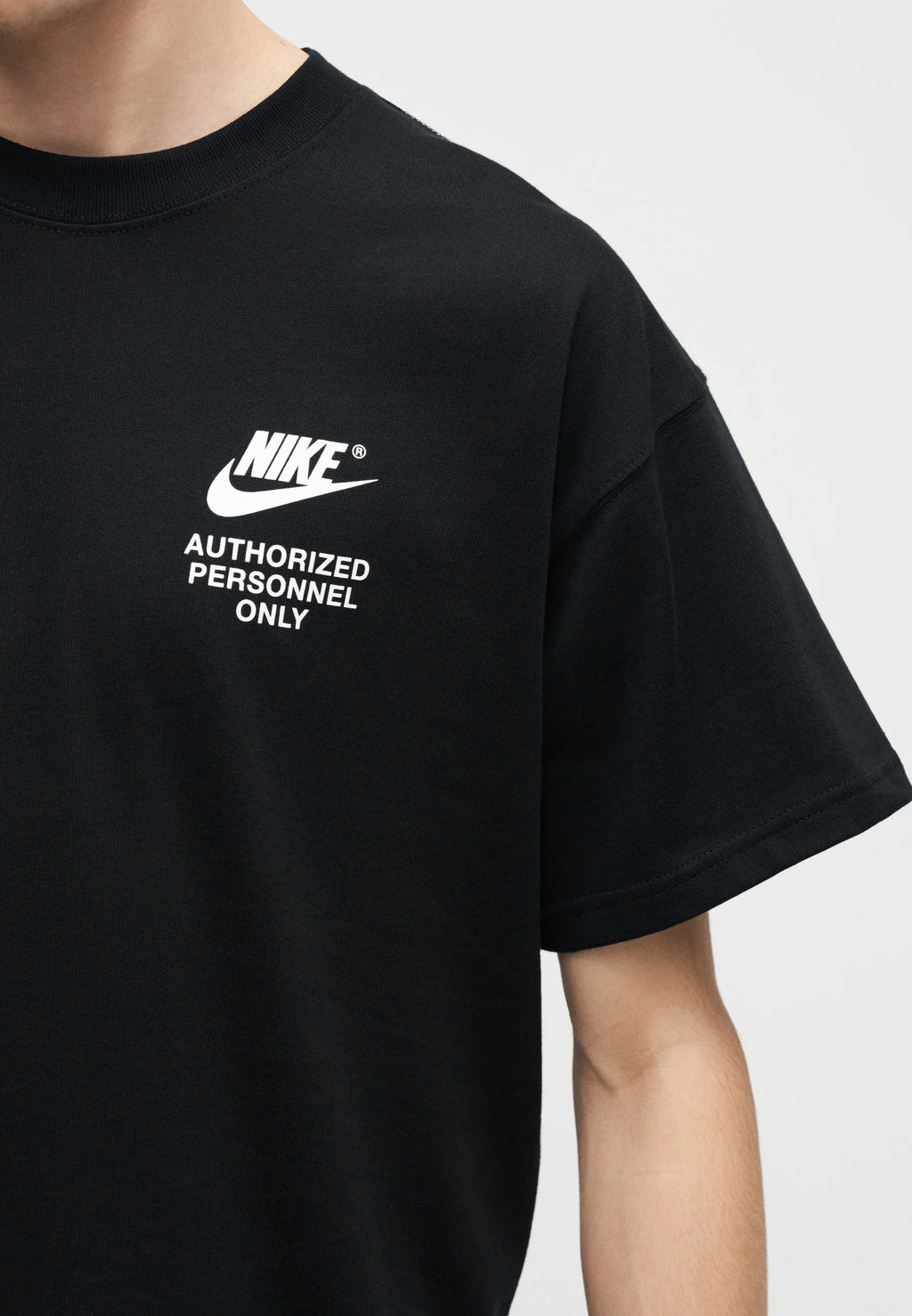 t-shirt est le Nike Sportswear "Authorized Personnel Only" Tee