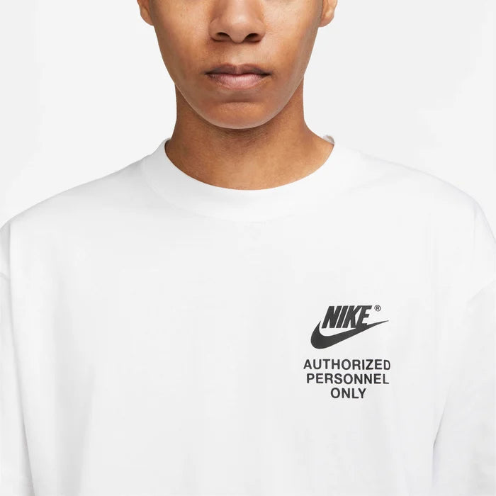 t-shirt est le Nike Sportswear "Authorized Personnel Only" Tee