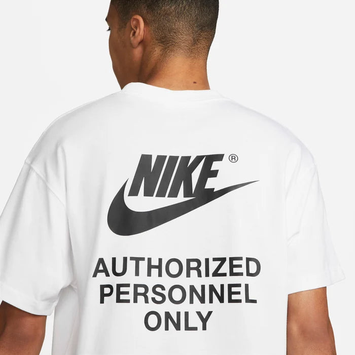 t-shirt est le Nike Sportswear "Authorized Personnel Only" Tee